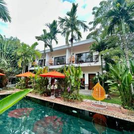 Duplex Loft, King Bed, Balconies, Fast WIFI, Pool & Garden, hotel in Phumĭ Trâpeăng Treăng