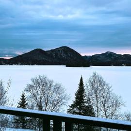 Condo haut de gamme vue lac - 2 chambres - Tremblant, hotel in Lac-Superieur