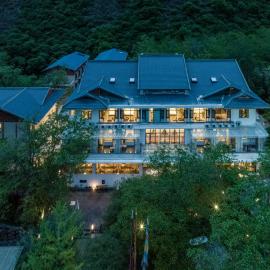 Between Trees and Streams, hotel Csiucsajkouban
