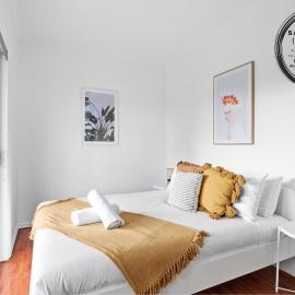Cozy Private Double Room - Near Stations & Shops - Shared Bathroom, hotel a Bankstown