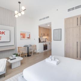 Free housekeeping visits during your stay - StayShort - Cozy & Spacious Studio in Town Square Sleeps 2, hotel in Nadd ash Shibā