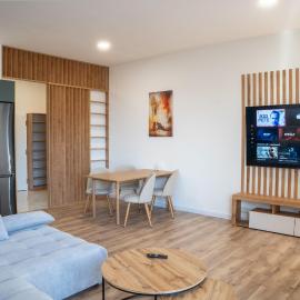 Lux Apartmán Central Point s terasou O、フメンネーのホテル