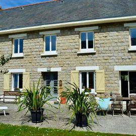 Villa Bouline Plage de Pors Carn à 250m à pied Grande maison authentique bretonne bien équipée pour 10 personnes Capacité rare dans la région Jardin BBQ Parking privatif