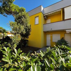 Residence La Piazzetta con piscina e giardino privato, hotel u Rosolina Mareu
