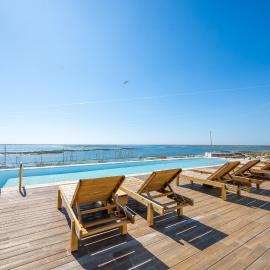 Luxury Marina Apt 5 Pools Gym & Garage、オリョンのホテル
