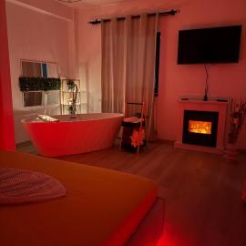 Luxury Studio Craiova -Fireplace & Bathtub