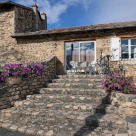 Gîte familial au cœur des gorges de la Loire avec équipements bébé et loisirs extérieurs