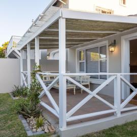 Private Sanctuary Beach Apartment Walk to Beach, hotel in Plettenberg Bay