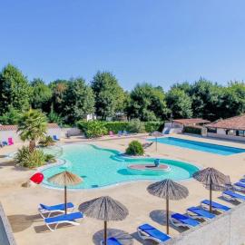 Camping 3 étoiles - Parc aquatique - ccbfgdh, hotel in Sainte-Eulalie-en-Born