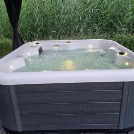 Woning met voorverwarmde, overdekte jacuzzi in de tuin, hotel en Ewijk