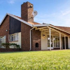 Spacious Holiday Home in Florida Park! Pool! Parking! Fast Wifi!, hotel in Roodepoort