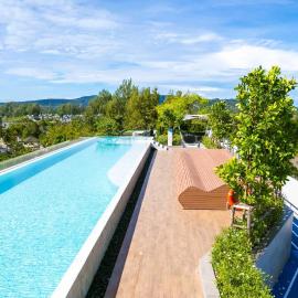 Skypark Aurora Building 2 in Laguna by Banyan Living, hotel in Bang Tao Beach