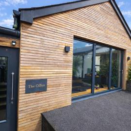 Stylish Office Conversion Sleeps 11 EV charger & Pool Table, Hotel in Abercanaid