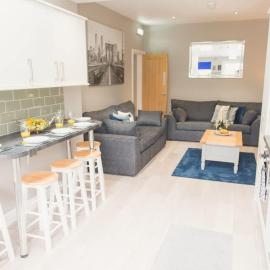 LYNNTON HOUSE Stunning 6 bed Town Centre House ALL with En-Suites Prime Location Tamworth