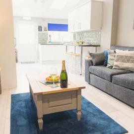 LYNNTON HOUSE Stunning 6 bed Town Centre House ALL with En-Suites Prime Location Tamworth