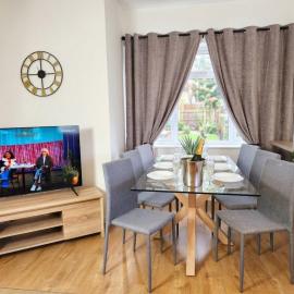 Manor House, Modern 2-Bedroom Apartment, Parking, WiFi, Central Location