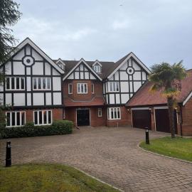 Luxury 6 Bed Mansion with Cinema, Gardens & Gated Estate, hotell sihtkohas Gerrards Cross
