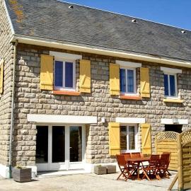 Villa SURF Situation exceptionnelle à 3 min à pied de la plage de Pors Carn Pour 5 personnes Authentique Bien équipée Jardin & BBQ Parking privatif, hotel v mestu Penmarch