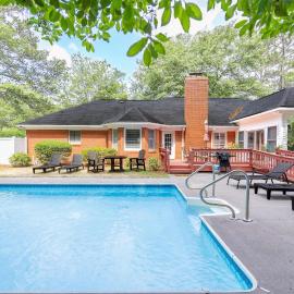Market District Pool House, hotel in Statesboro