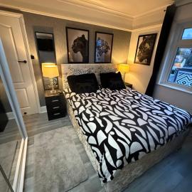 Spacious room and single with non-en-suite private bathroom