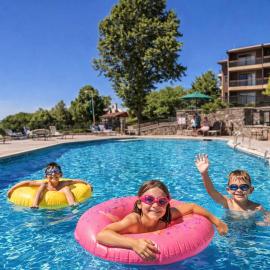 Top Floor Luxury, Sauna, Private Pool, Lake Bellaire Beach, 5 beds, 4 full bath, hotel v destinaci Bellaire