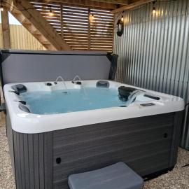 The Tin Barn With Private Hot Tub, hotel di Deal