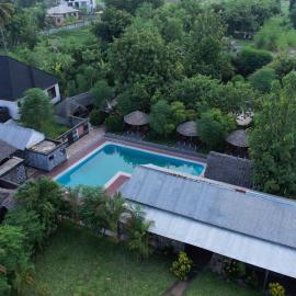 Apao Village & Resort Lodge، فندق في Temeke