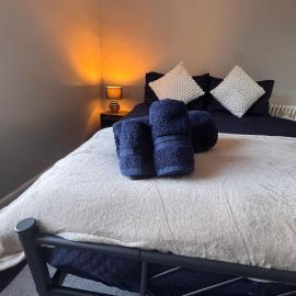 Central Near Hospital 2 Bedroom - Sleeps 4 - Self Check In - Fully Furnished