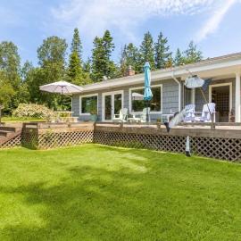 Comfy Coastal Cottage by AvantStay, hotel in Freeland