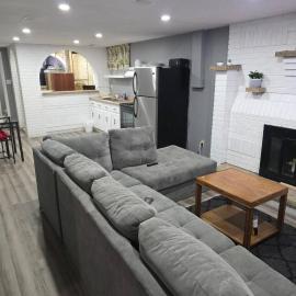 Bright Cozy 2-Bedroom Main Floor Suite, hôtel à Brampton