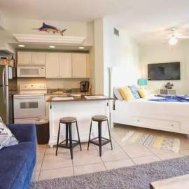 Beach side condo with shared pool gym and tennis, hotel v destinácii Destin