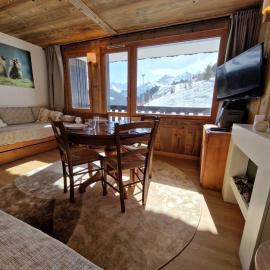 Appartement cosy avec balcon, pieds des pistes, Wi-Fi, animaux acceptés - Méribel - FR-1-355-192, hotel in Les Allues