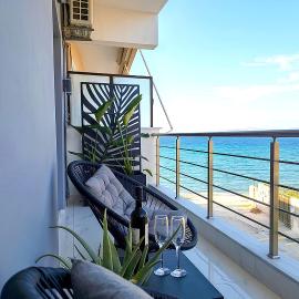 BLACK & WHITE SeaSide House