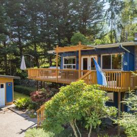 Mid-Century Beach Cabin by AvantStay، فندق في كوبيفيل