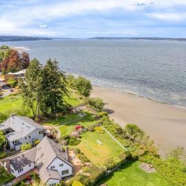 Colonial Bluff House Above the Sea by AvantStay, Hotel in Langley