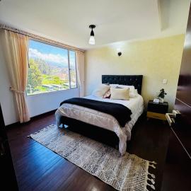Habitación central con balcón, baño privado y parqueadero