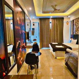 Omaxe Lucknow Luxury Home, hotel en Nilmatha