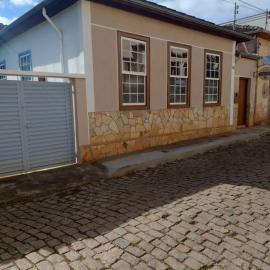 Casa estilo colonial, no Centro de Aiuruoca-MG.
