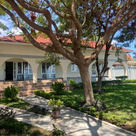 Spacious 4-bedroom beach house with WiFi, AC in Monkey Bay, hotell i Monkey Bay