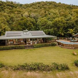 Craiglie에 위치한 호텔 Port Douglas Acreage Retreat with Pool & Ocean Views 5 mins from Town Centre