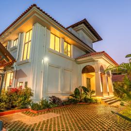 ELIVAAS Signature Casa Bonita 4BHK Hideaway with Private Pool, hotel a Parra