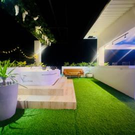 The Penthouse With Outdoor Jacuzzi Private Rooftop Solar Powered Energy – hotel w mieście Puerto Princesa