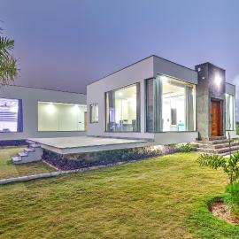 Alaya Stays Amaltas 4 BHK Countryside Hideaway With Pvt Pool, Lush Garden & 360 Aravali Views, hotel in Bhundsi