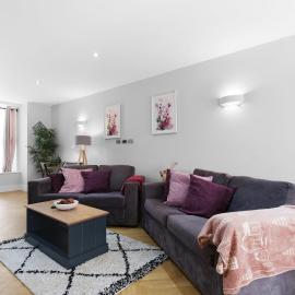 4 Bedroom and 3 Bathroom Family Home with Garden in Isleworth
