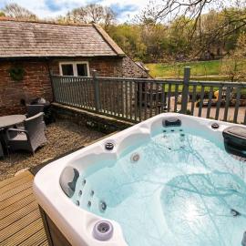 Mill House Cottage, on a Fishing Park near Brampton with hot tub