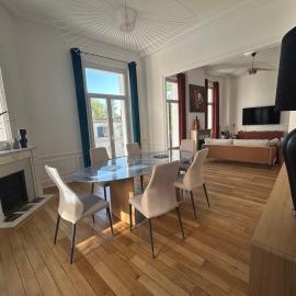 LE PALAIS DE LEO Luxury Apt Epernay Hyper center 4P Balcony AC, hotel in Épernay