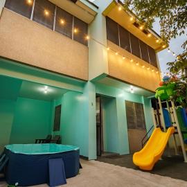 Townes Juna Family Group Home w Playground Near SM Ecoland, hotel in Davao City