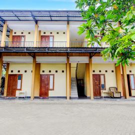 Viesnīca OYO 95130 Poerto Lemon Guest House pilsētā Jogjakarta