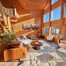 Wolf Laurel Lodge - Luxury Log Cabin Retreat for Private Gatherings, hotel en Mars Hill