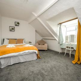 Apt - Sleeps 10 - Parking - Ideal for Contractors
